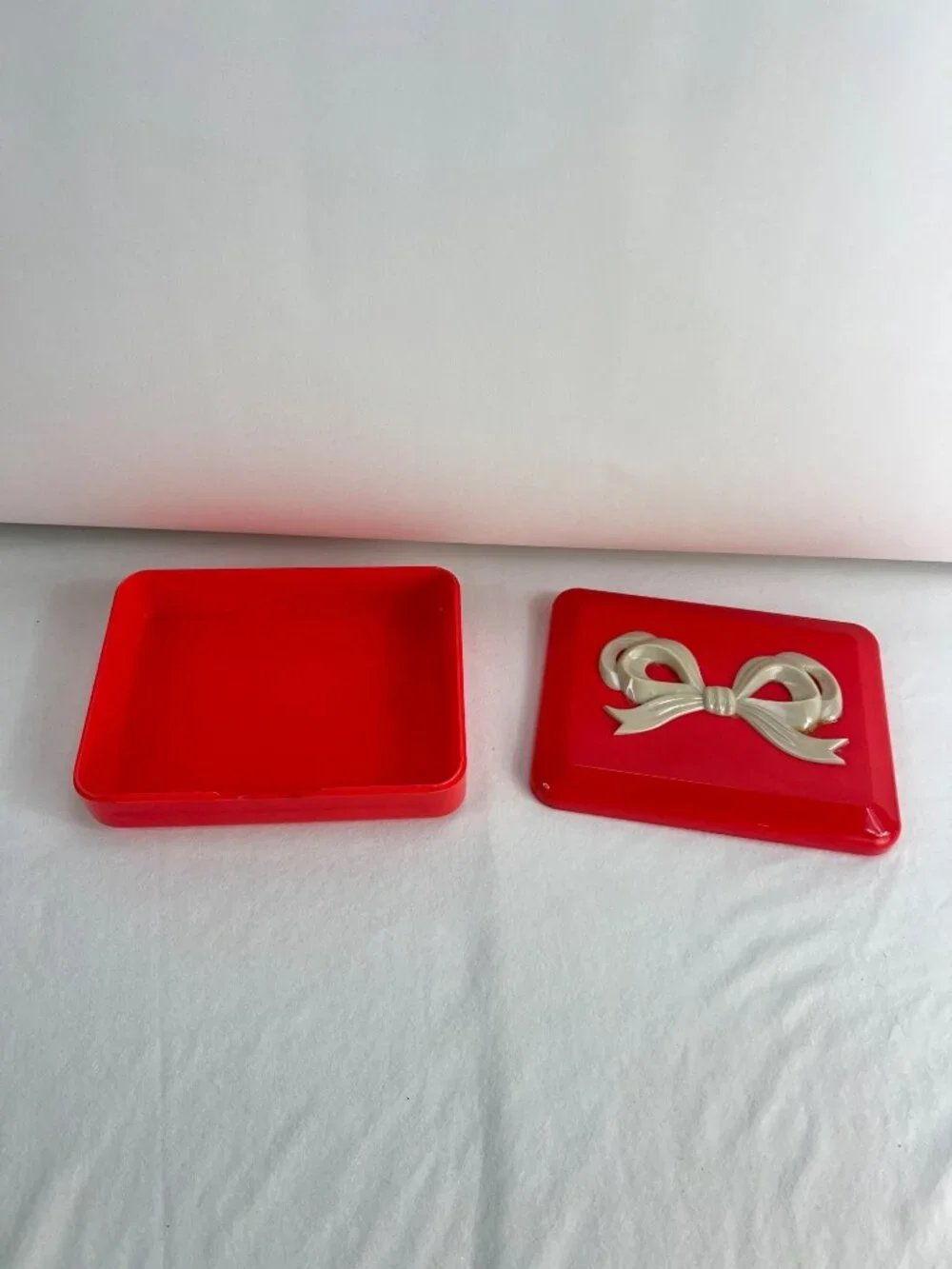 VTG 40s Max Factor Hot Pink Plastic Trinket Box With Ivory Bow Lid 7